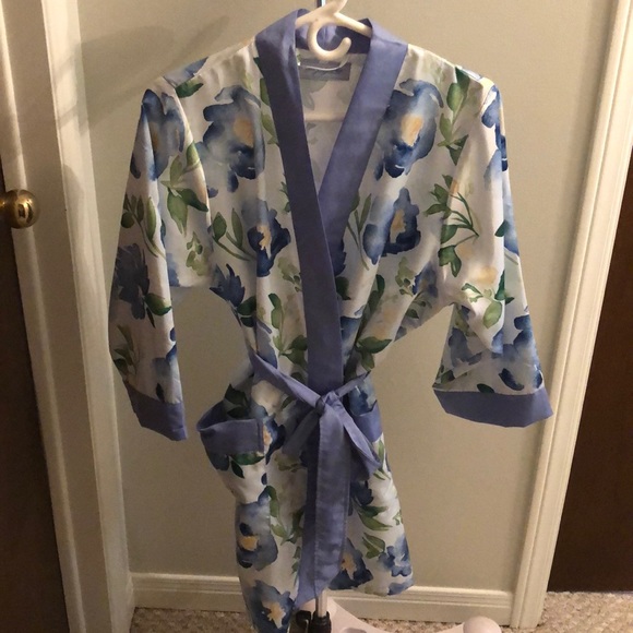 Floral robe - Picture 1 of 3
